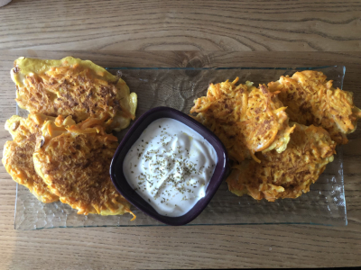 Galettes de carottes au cumin et sa sauce au yaourt bio
